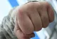 Tânăr, bătut în plină stradă: scandalul s-a încheiat cu cătușe!