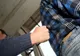 Are 18 ani, dar este acuzat că a vrut să omoare un om! Și-a luat victima la pumni și picioare
