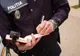 Tineri bănuiți de furt, identificați de polițiști
