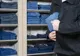 Control judiciar pentru un tânăr care a luat haine din magazin fără să le achite