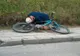 Atât de beat că a căzut de pe bicicletă!