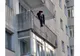 O persoană s-a urcat pe o balustradă de la etajul doi. Echipaje de poliție și salvatori au intervenit la fața locului