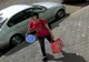 Femeie cu un coș de gunoi în mână, care ar putea fi cheia în rezolvarea unui caz, căutată de Poliție