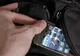 O tânără neatentă a fost lăsată fără telefon