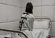 Judecătoare din Iași, ridicată pe sus de polițiști și internată la psihiatrie. Își teroriza vecinii
