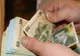 ANGAJAT AL APELOR ROMÂNE ȘI-A ARĂTAT FLUTURAȘUL DE SALARIU LA PROTEST: „MUNCIM ÎN APĂ, DAR NU TRĂIM CU AER”