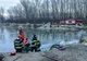 Două persoane au căzut în râul Olt / Una dintre ele, scoasă inconştientă de către echipajele de intervenţie